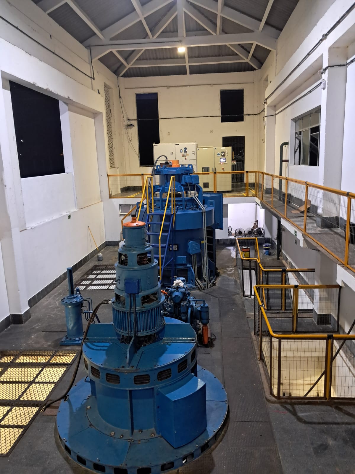 Usina geradora de energia renovável com painéis solares e turbinas eólicas produzindo eletricidade de forma sustentável